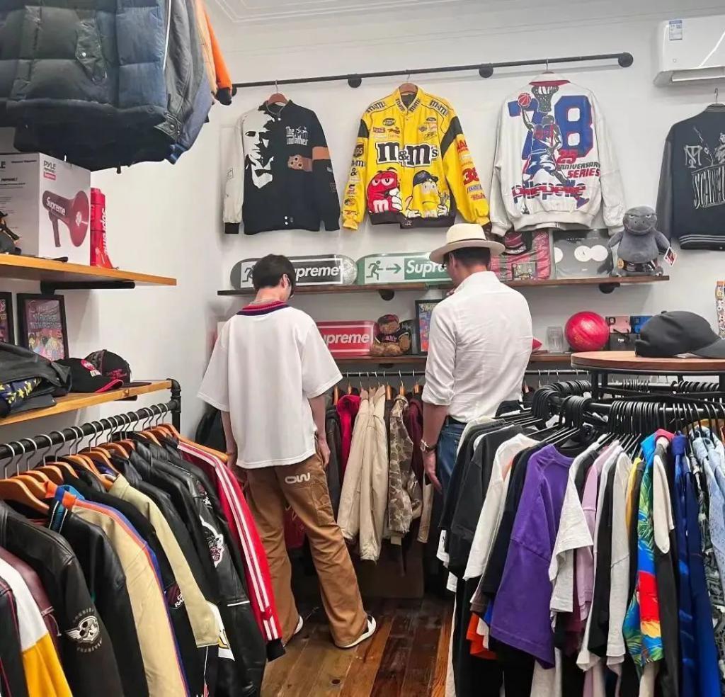 张亮携妻子寇静陪儿子逛街被偶遇，15岁天天帅气有型，身高近1米9