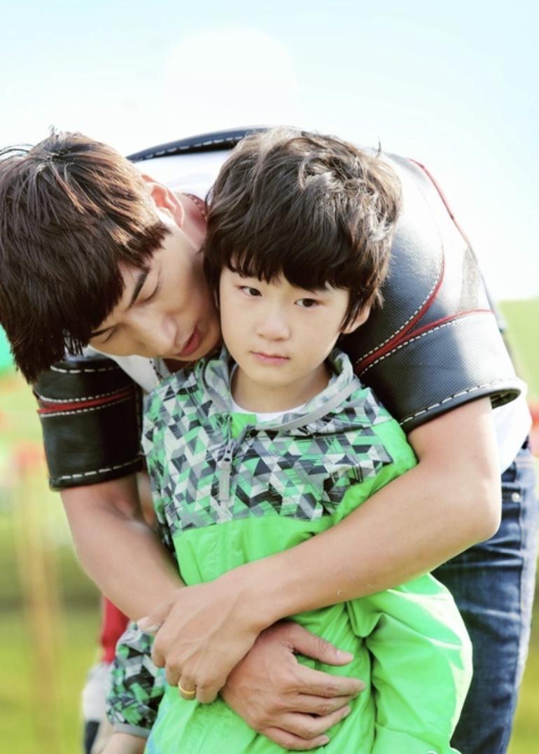 张亮携妻子寇静陪儿子逛街被偶遇，15岁天天帅气有型，身高近1米9