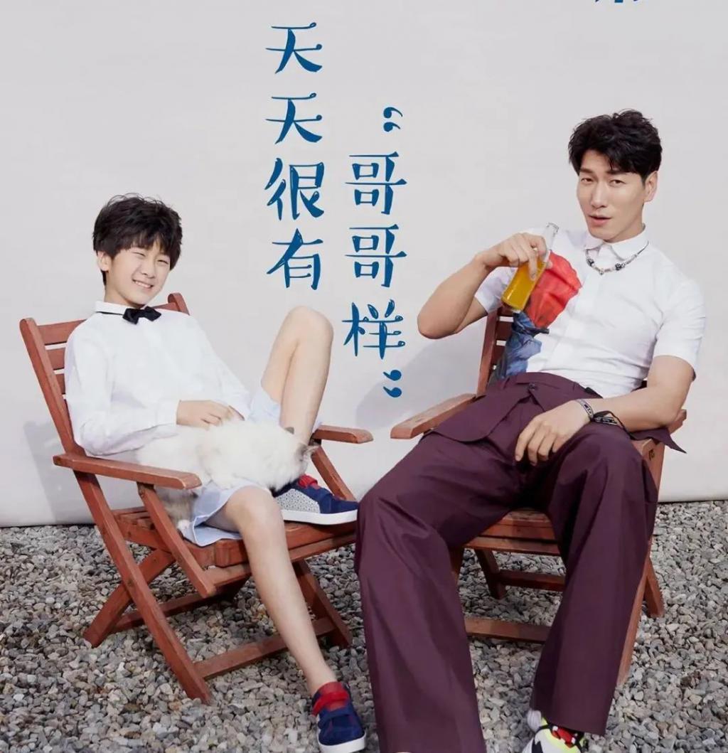 张亮携妻子寇静陪儿子逛街被偶遇，15岁天天帅气有型，身高近1米9