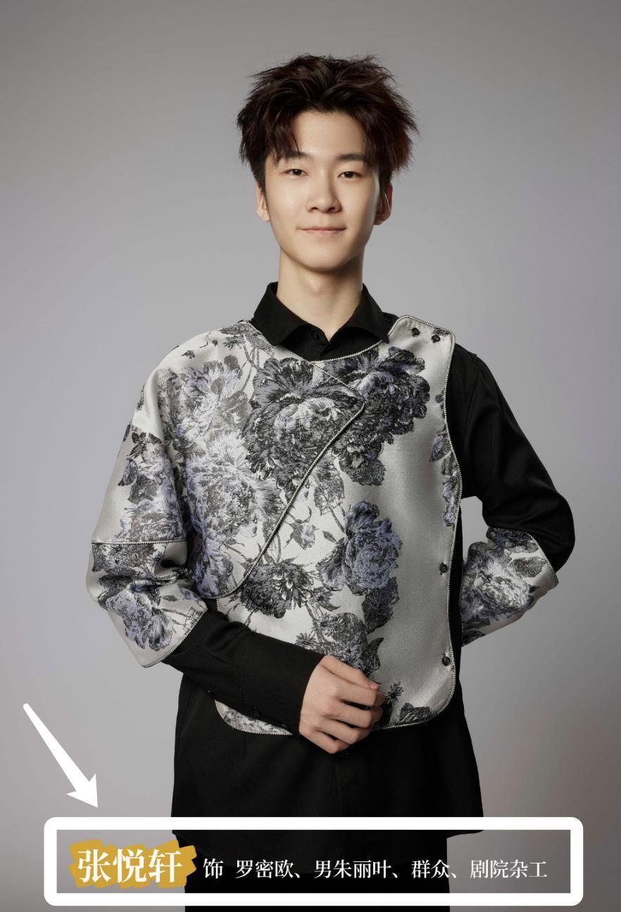 张亮携妻子寇静陪儿子逛街被偶遇，15岁天天帅气有型，身高近1米9