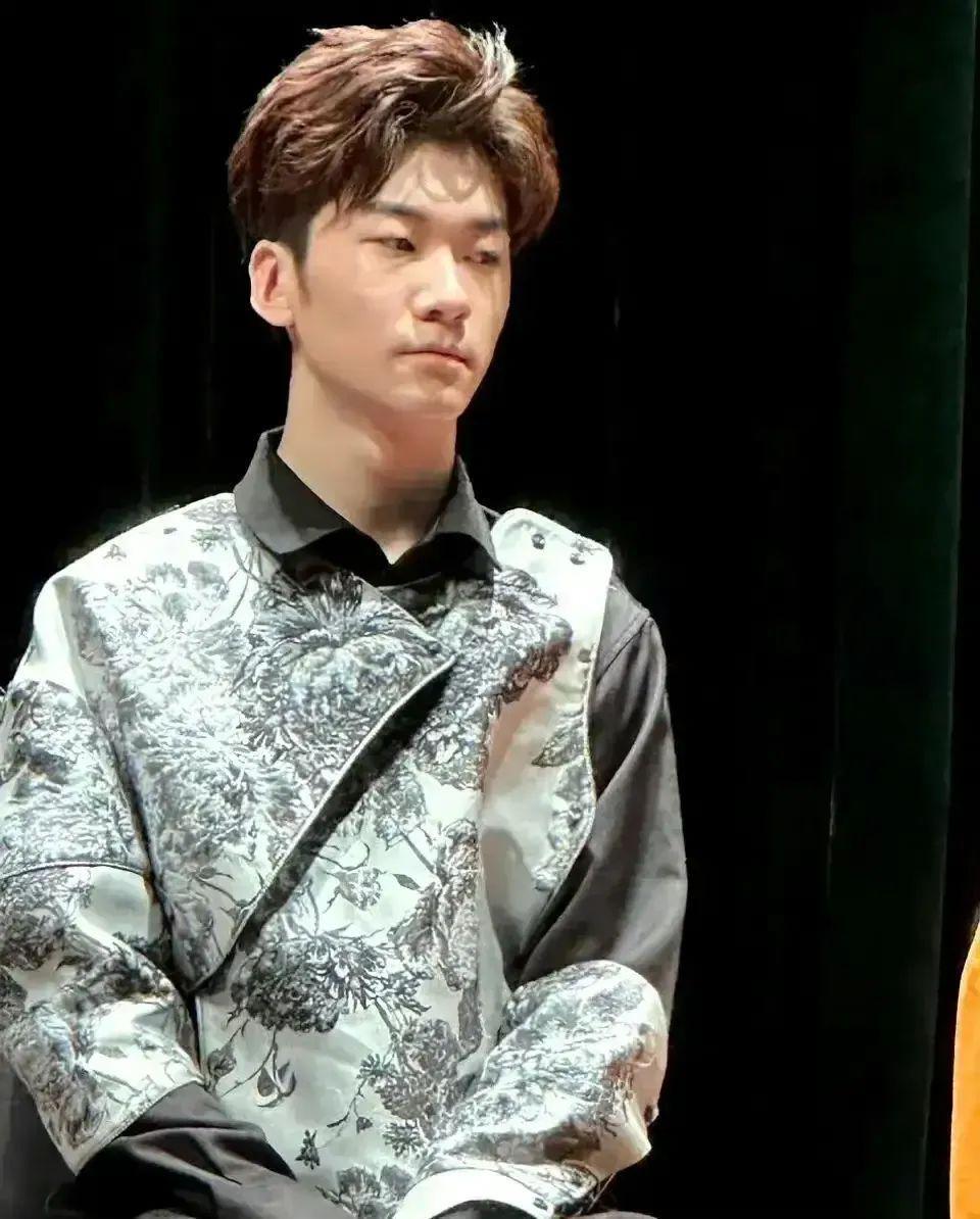 张亮携妻子寇静陪儿子逛街被偶遇，15岁天天帅气有型，身高近1米9