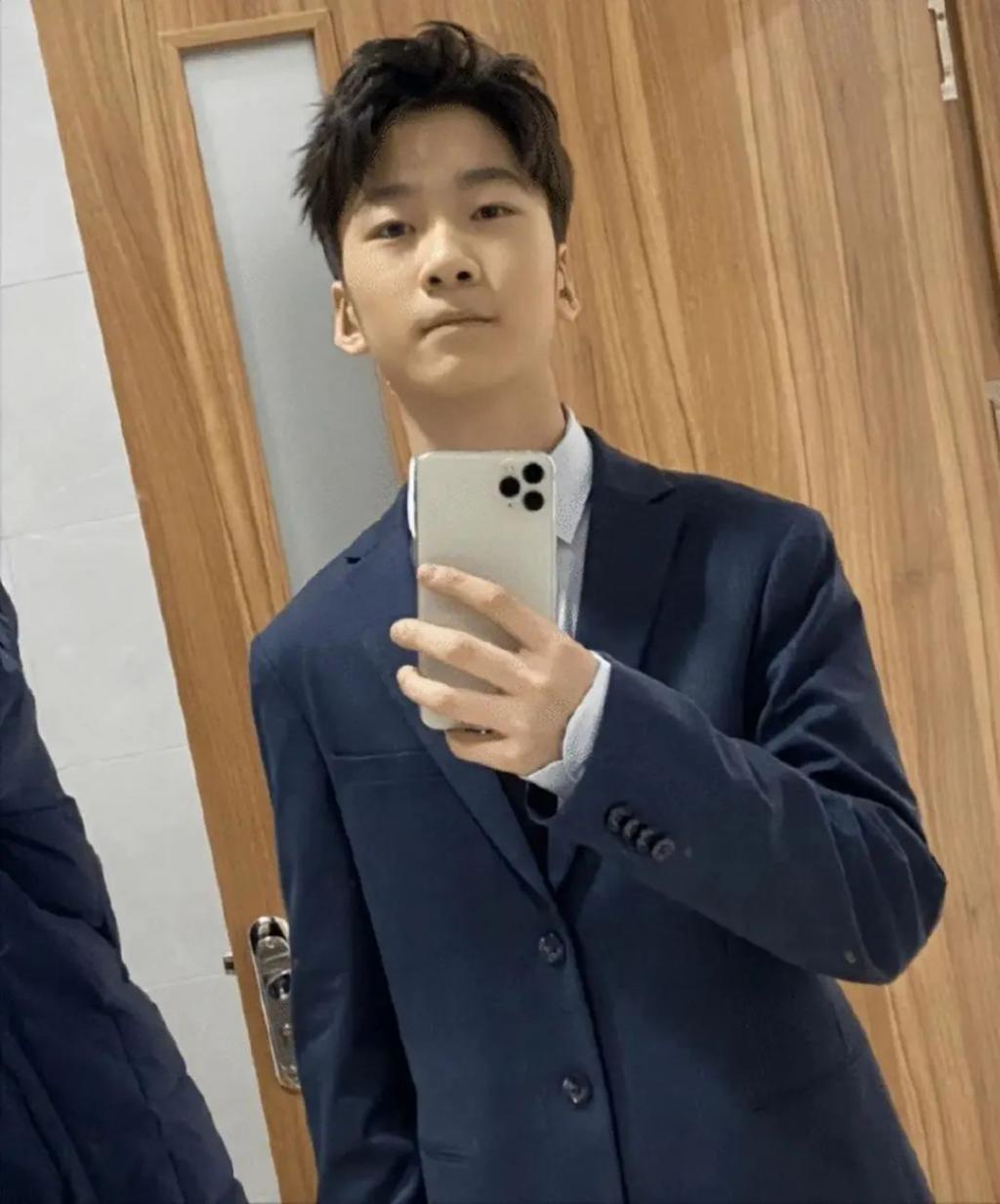 张亮携妻子寇静陪儿子逛街被偶遇，15岁天天帅气有型，身高近1米9