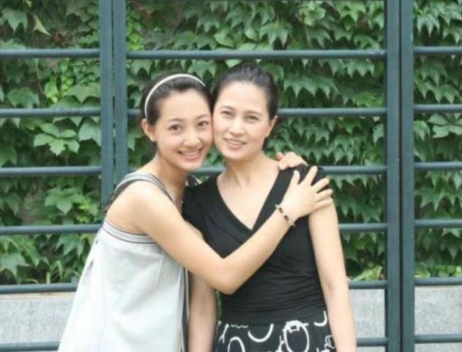 聂远全家福曝光俩女儿出镜 大女儿撞脸王菲女儿