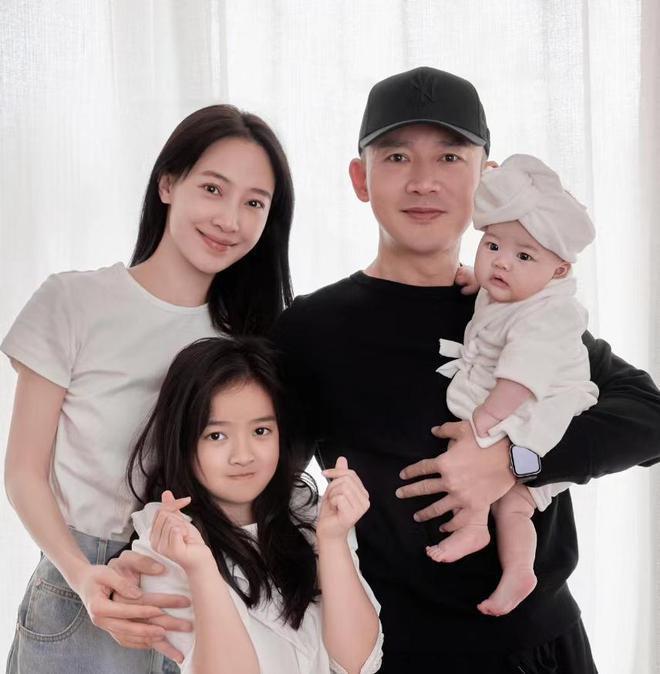 聂远全家福曝光俩女儿出镜 大女儿撞脸王菲女儿