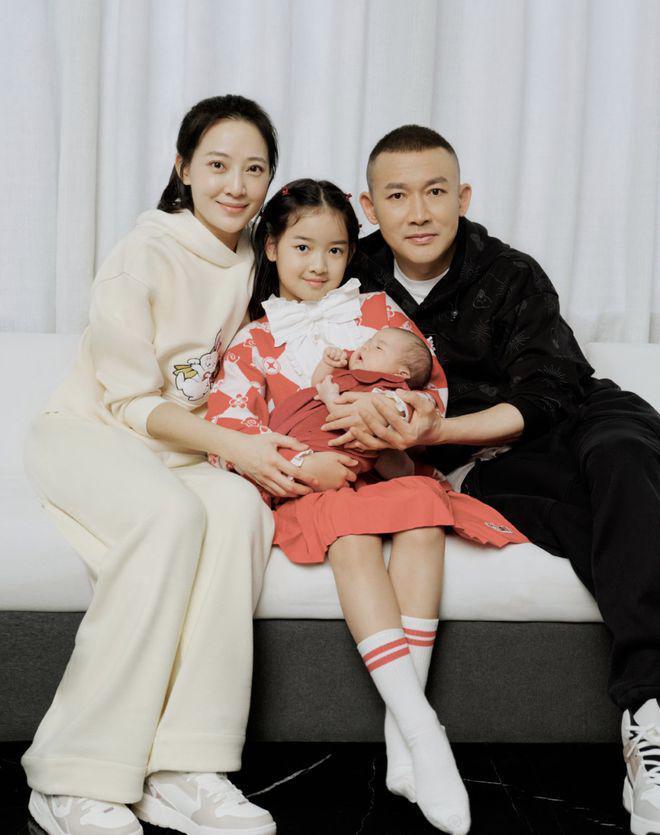 聂远全家福曝光俩女儿出镜 大女儿撞脸王菲女儿