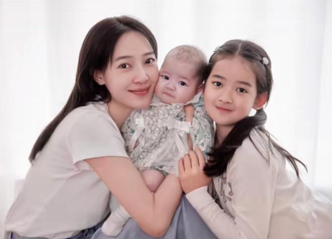 聂远全家福曝光俩女儿出镜 大女儿撞脸王菲女儿