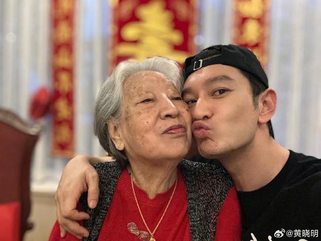 黄晓明晒照为95岁姥姥庆生，独为小海绵打码引争议