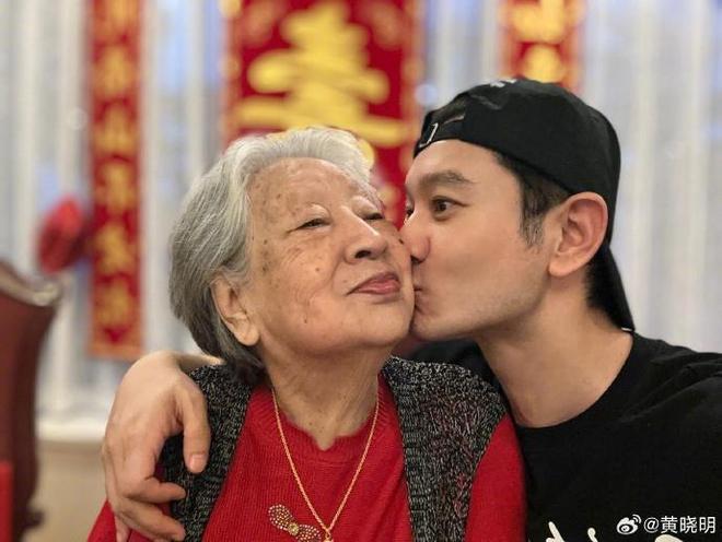 黄晓明晒照为95岁姥姥庆生，独为小海绵打码引争议