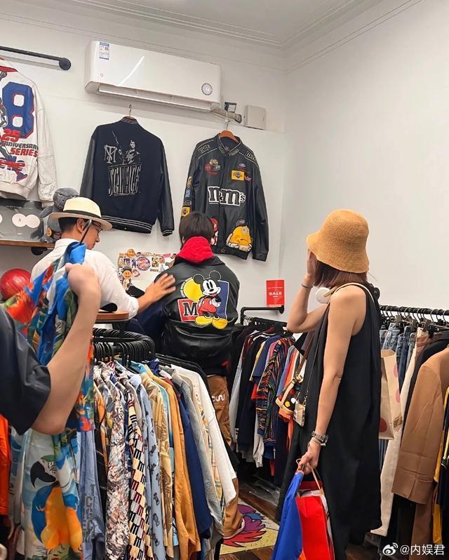 网友上海逛街偶遇张亮父子 张悦轩身高快赶超爸爸