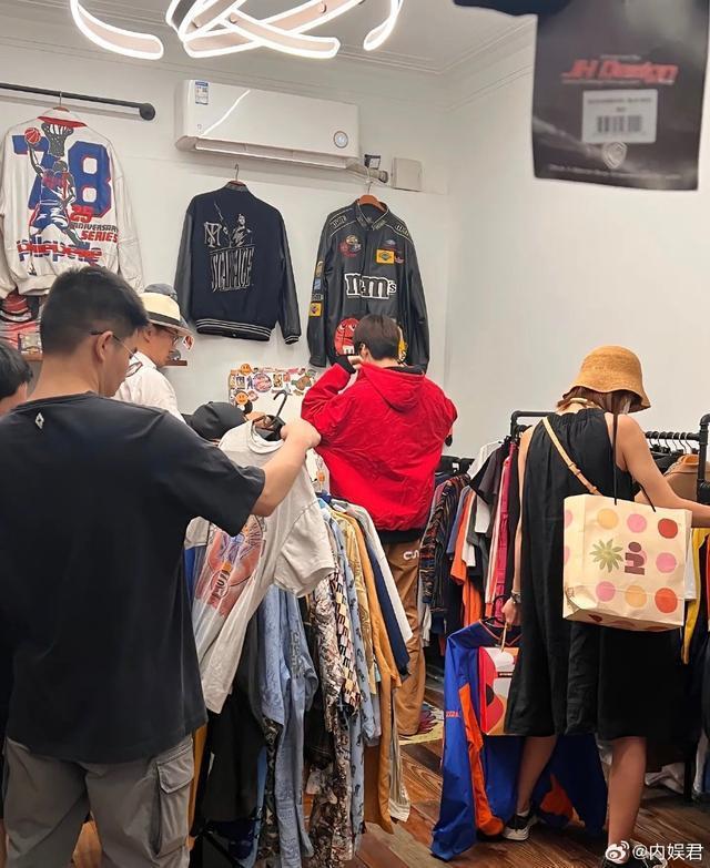 网友上海逛街偶遇张亮父子 张悦轩身高快赶超爸爸
