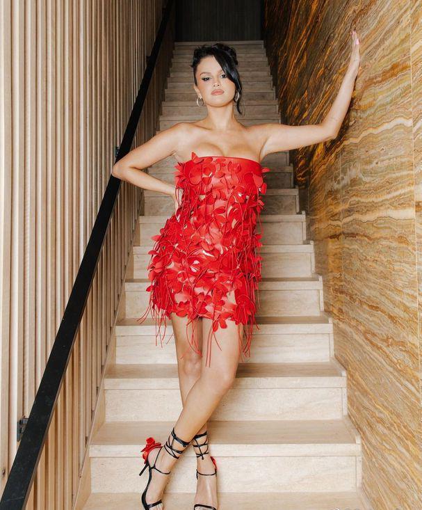 赛琳娜晒照庆31岁生日：与友人相聚，身材变化大