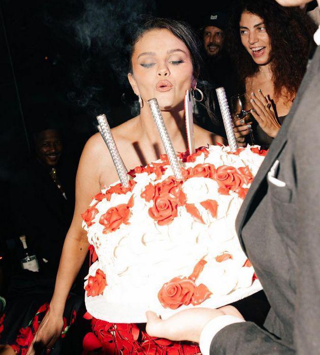 赛琳娜晒照庆31岁生日：与友人相聚，身材变化大