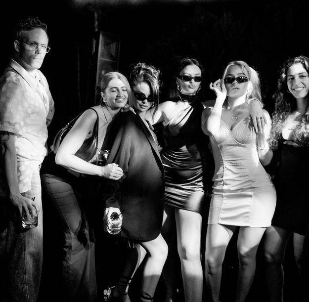 赛琳娜晒照庆31岁生日：与友人相聚，身材变化大