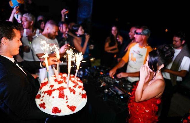 赛琳娜晒照庆31岁生日：与友人相聚，身材变化大