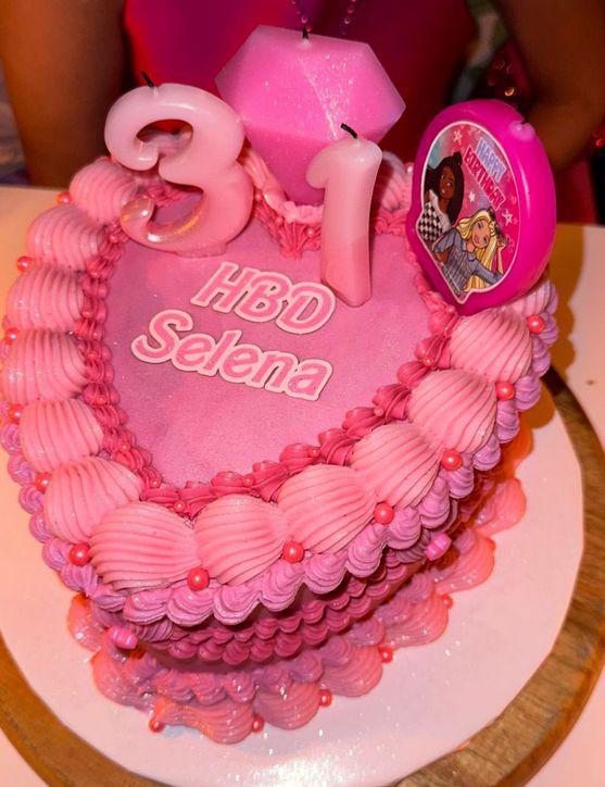 赛琳娜晒照庆31岁生日：与友人相聚，身材变化大