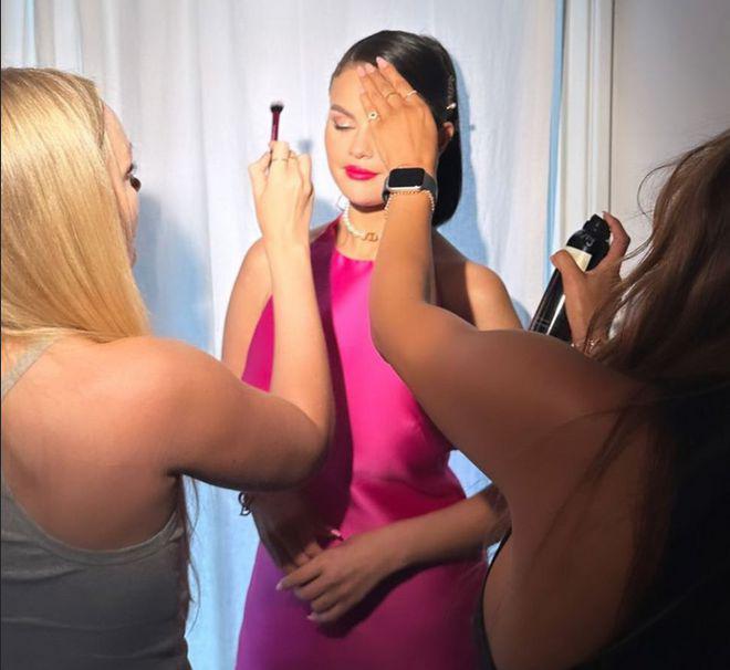 赛琳娜晒照庆31岁生日：与友人相聚，身材变化大