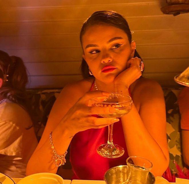 赛琳娜晒照庆31岁生日：与友人相聚，身材变化大