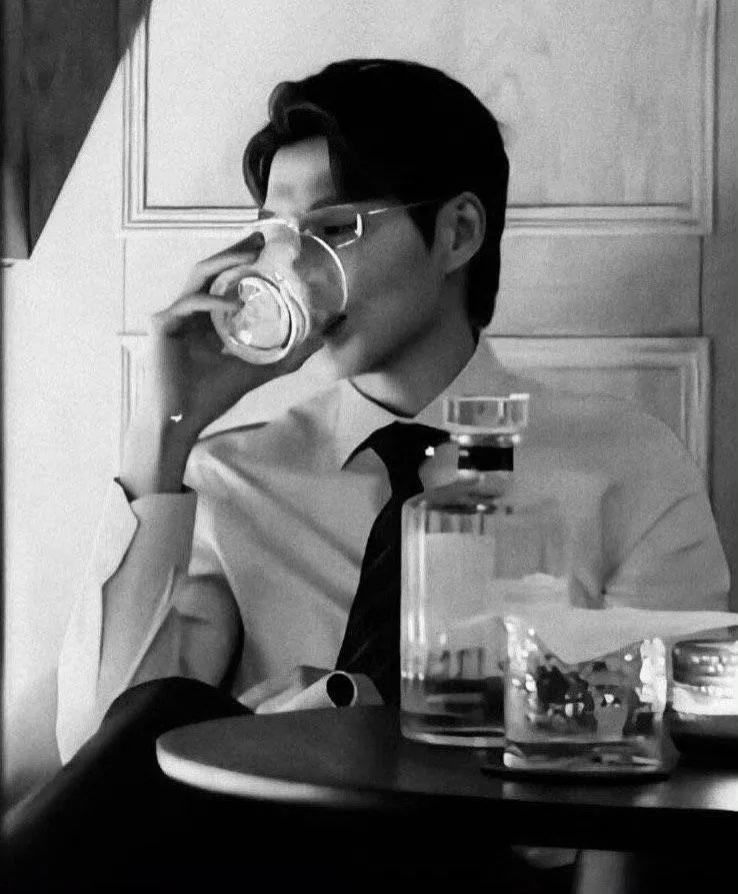 就算是新晋顶流魏大勋，和秦岚在一起也属于高攀