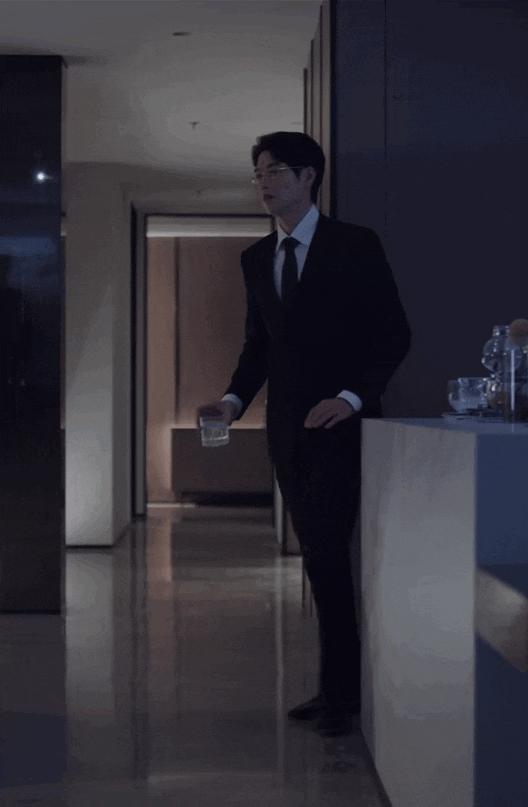 就算是新晋顶流魏大勋，和秦岚在一起也属于高攀