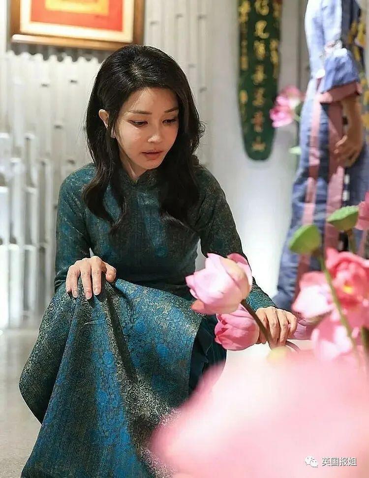 韩国总统岳母被逮捕，倒地威胁服毒自杀？夫人却在外国狂买…