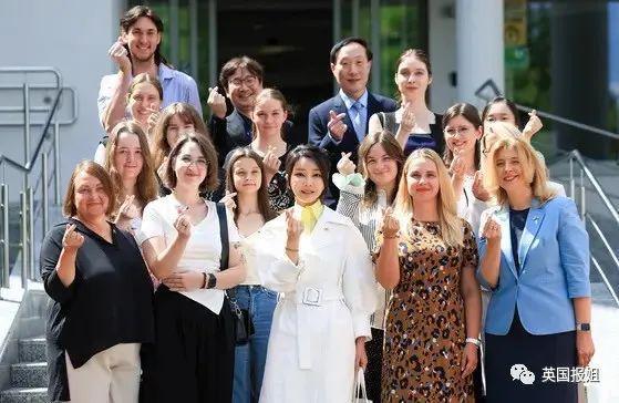 韩国总统岳母被逮捕，倒地威胁服毒自杀？夫人却在外国狂买…