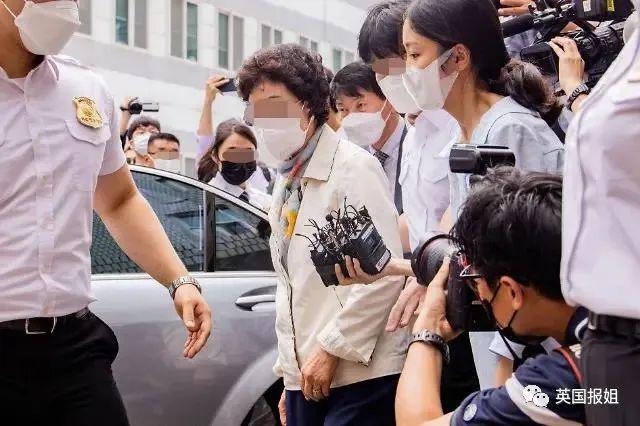 韩国总统岳母被逮捕，倒地威胁服毒自杀？夫人却在外国狂买…