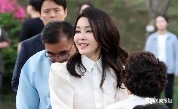 韩国总统岳母被逮捕，倒地威胁服毒自杀？夫人却在外国狂买…