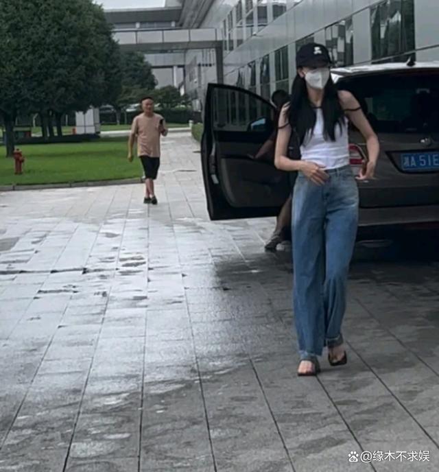 迪丽热巴受伤后露面！鼻子撞伤后遮挡严实，穿3000元凉鞋