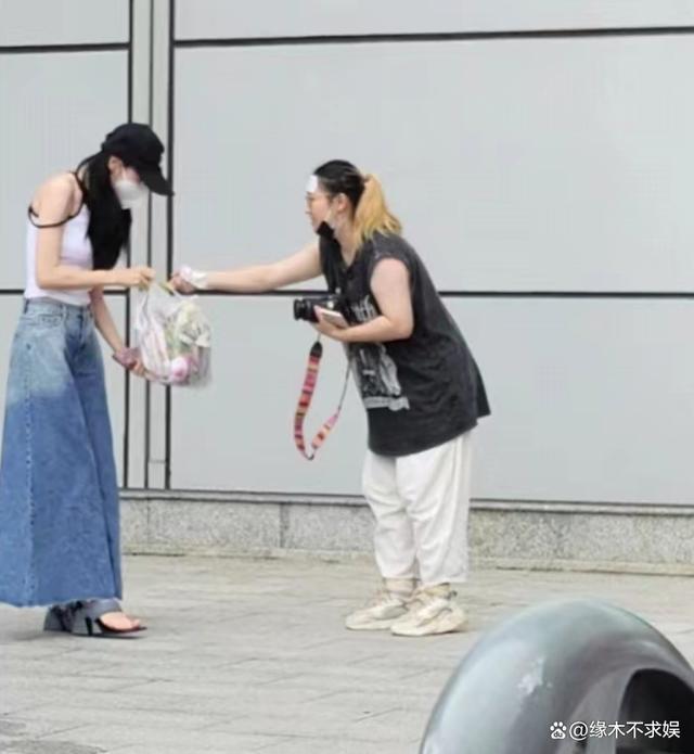 迪丽热巴受伤后露面！鼻子撞伤后遮挡严实，穿3000元凉鞋