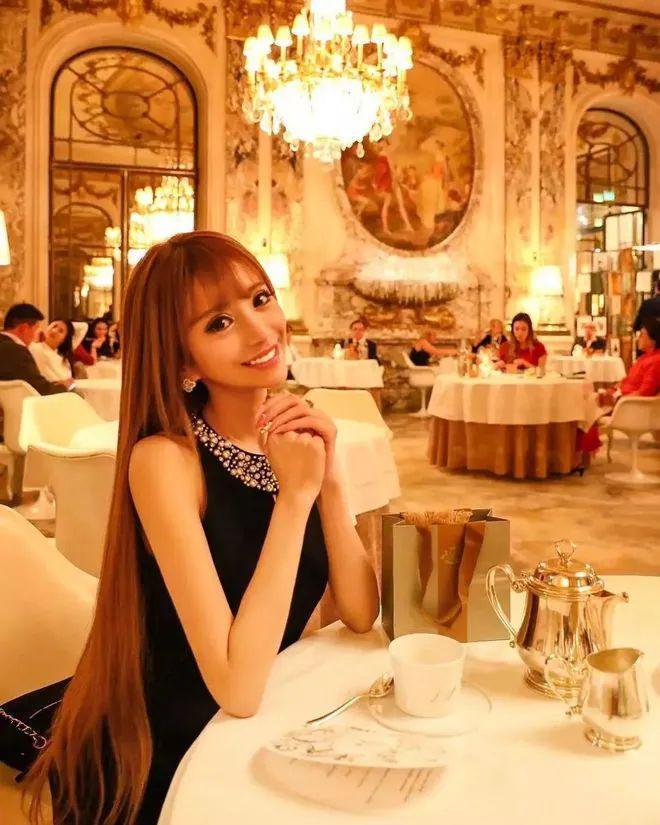 全球“第一陪酒女”：年薪2亿，却滴酒不沾！