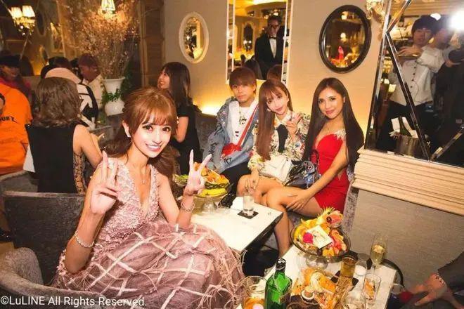 全球“第一陪酒女”：年薪2亿，却滴酒不沾！