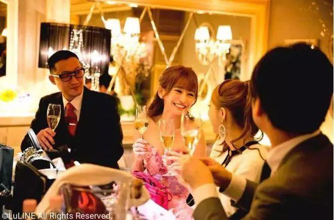 全球“第一陪酒女”：年薪2亿，却滴酒不沾！