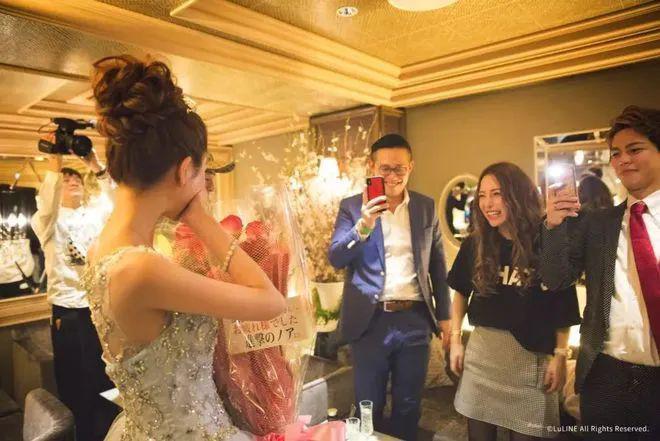 全球“第一陪酒女”：年薪2亿，却滴酒不沾！