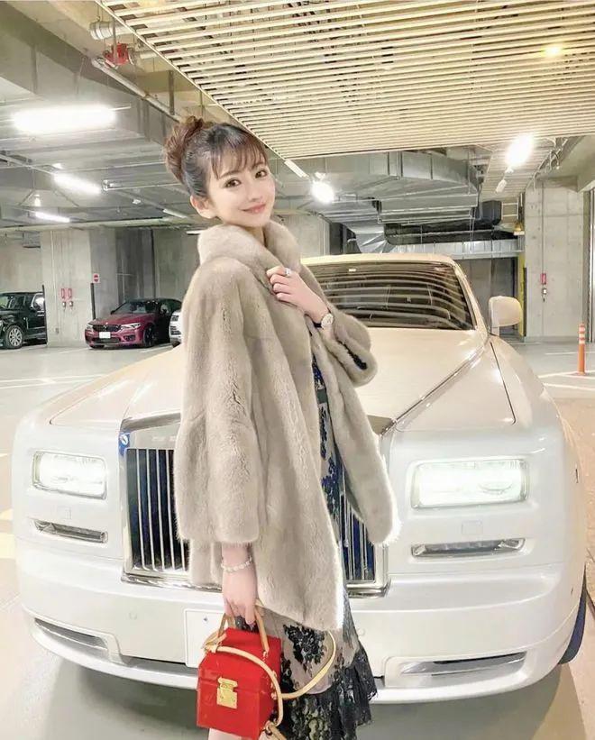 全球“第一陪酒女”：年薪2亿，却滴酒不沾！
