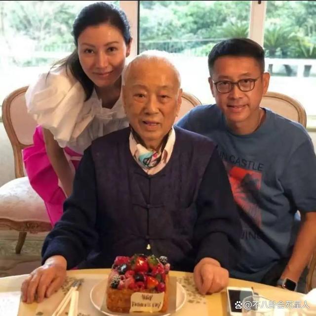 4位港圈超级豪门富三代，保镖随身，个个身家百亿