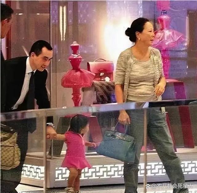 4位港圈超级豪门富三代，保镖随身，个个身家百亿