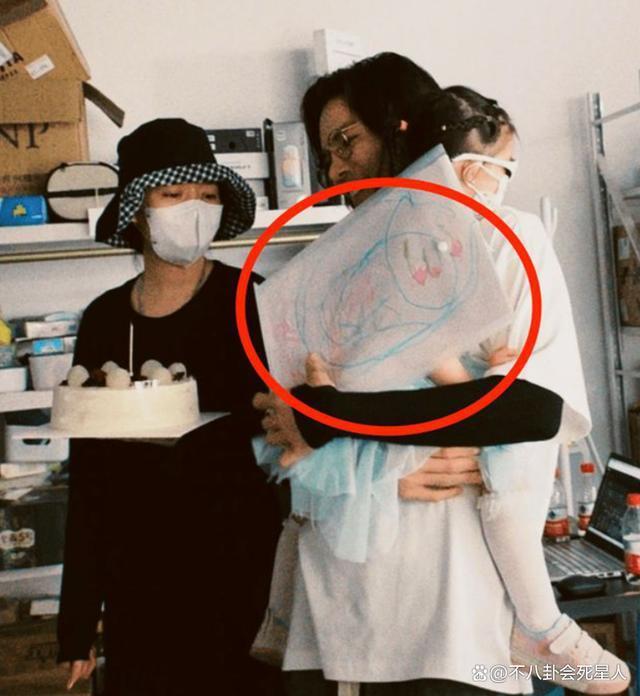 郭碧婷和一对子女，是向佐“洗白”的最好利器