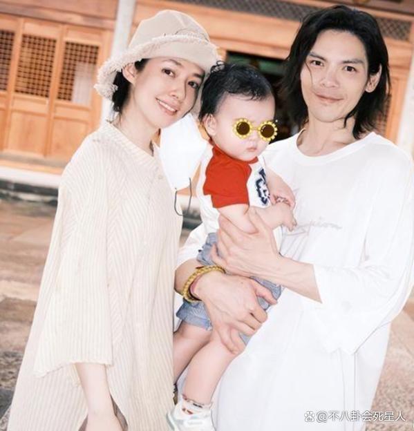 郭碧婷和一对子女，是向佐“洗白”的最好利器