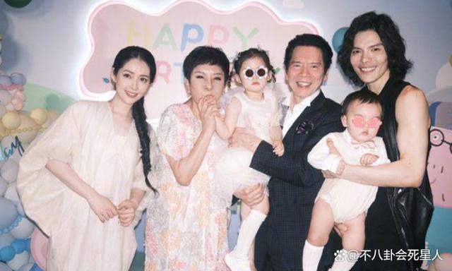 郭碧婷和一对子女，是向佐“洗白”的最好利器