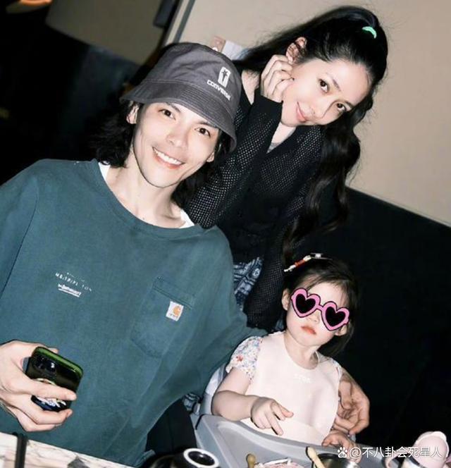 郭碧婷和一对子女，是向佐“洗白”的最好利器