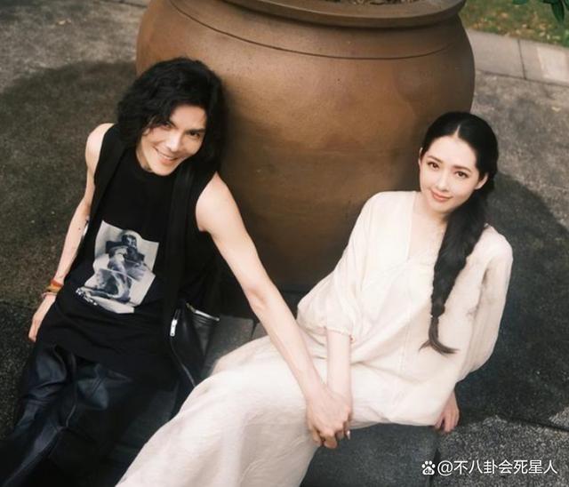 郭碧婷和一对子女，是向佐“洗白”的最好利器