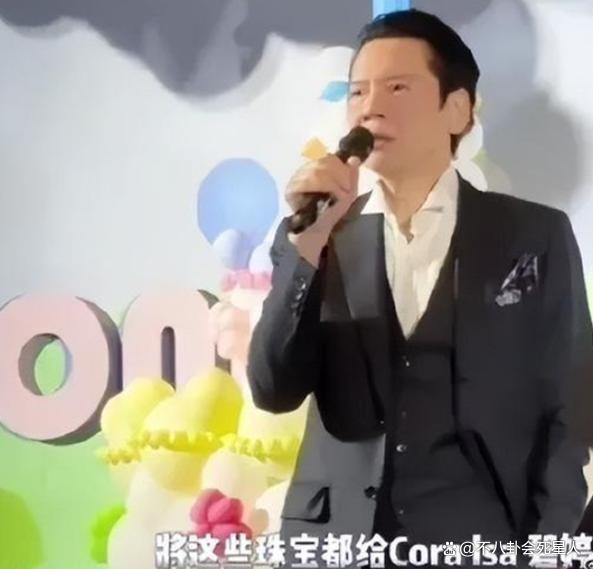 郭碧婷和一对子女，是向佐“洗白”的最好利器