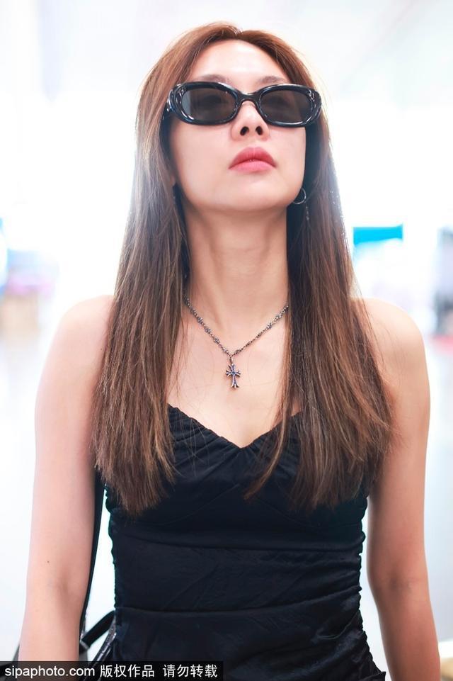 王霏霏穿黑色吊带开叉露背连衣裙现身 戴墨镜酷感十足