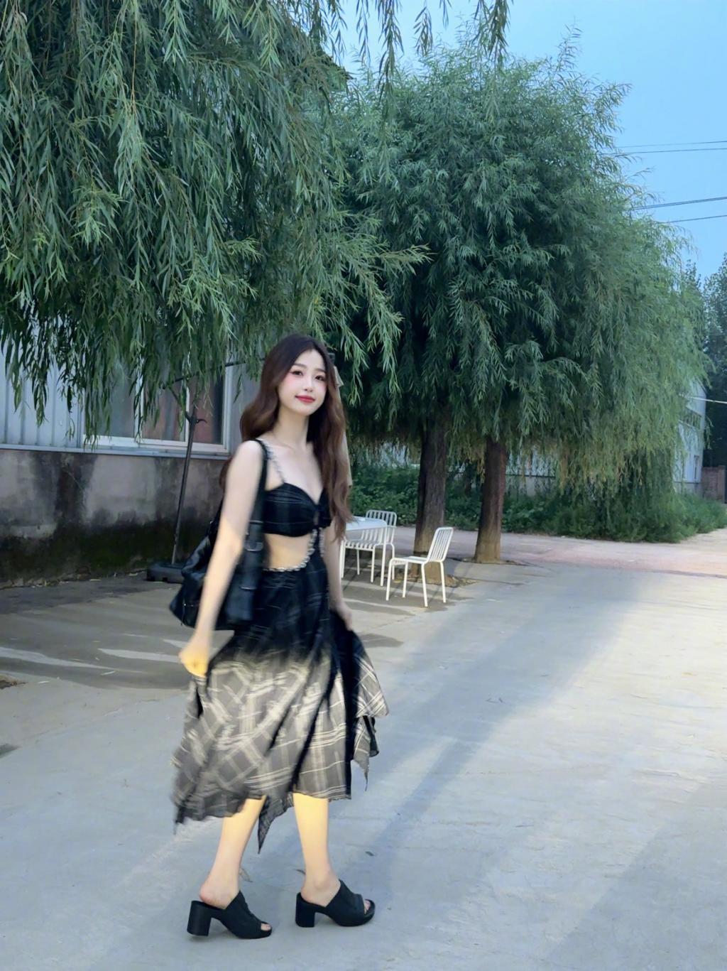 虞书欣穿吊带裙又甜又辣 凹造型古灵精怪