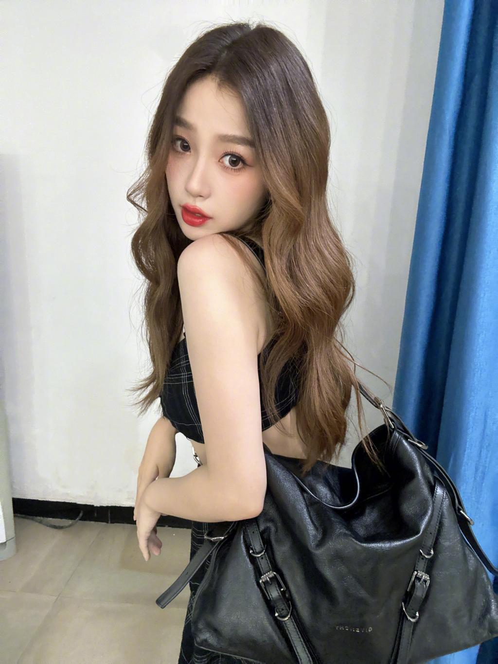 虞书欣穿吊带裙又甜又辣 凹造型古灵精怪