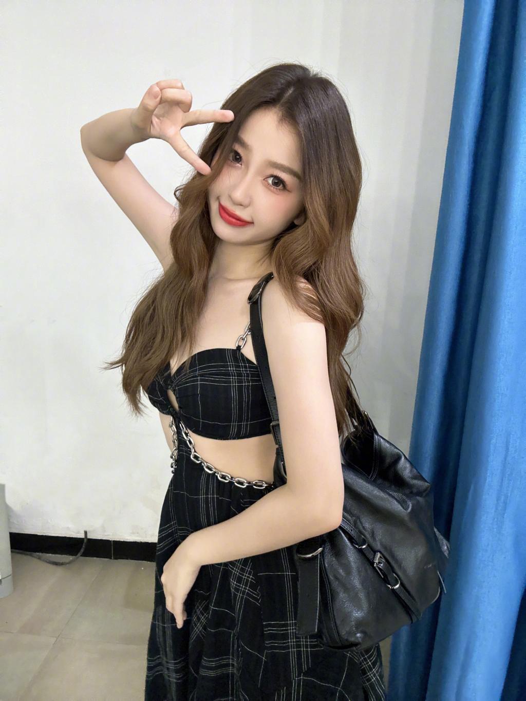 虞书欣穿吊带裙又甜又辣 凹造型古灵精怪