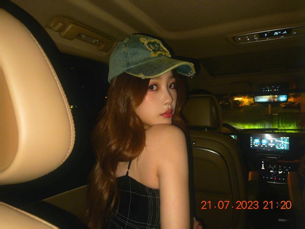 虞书欣穿吊带裙又甜又辣 凹造型古灵精怪