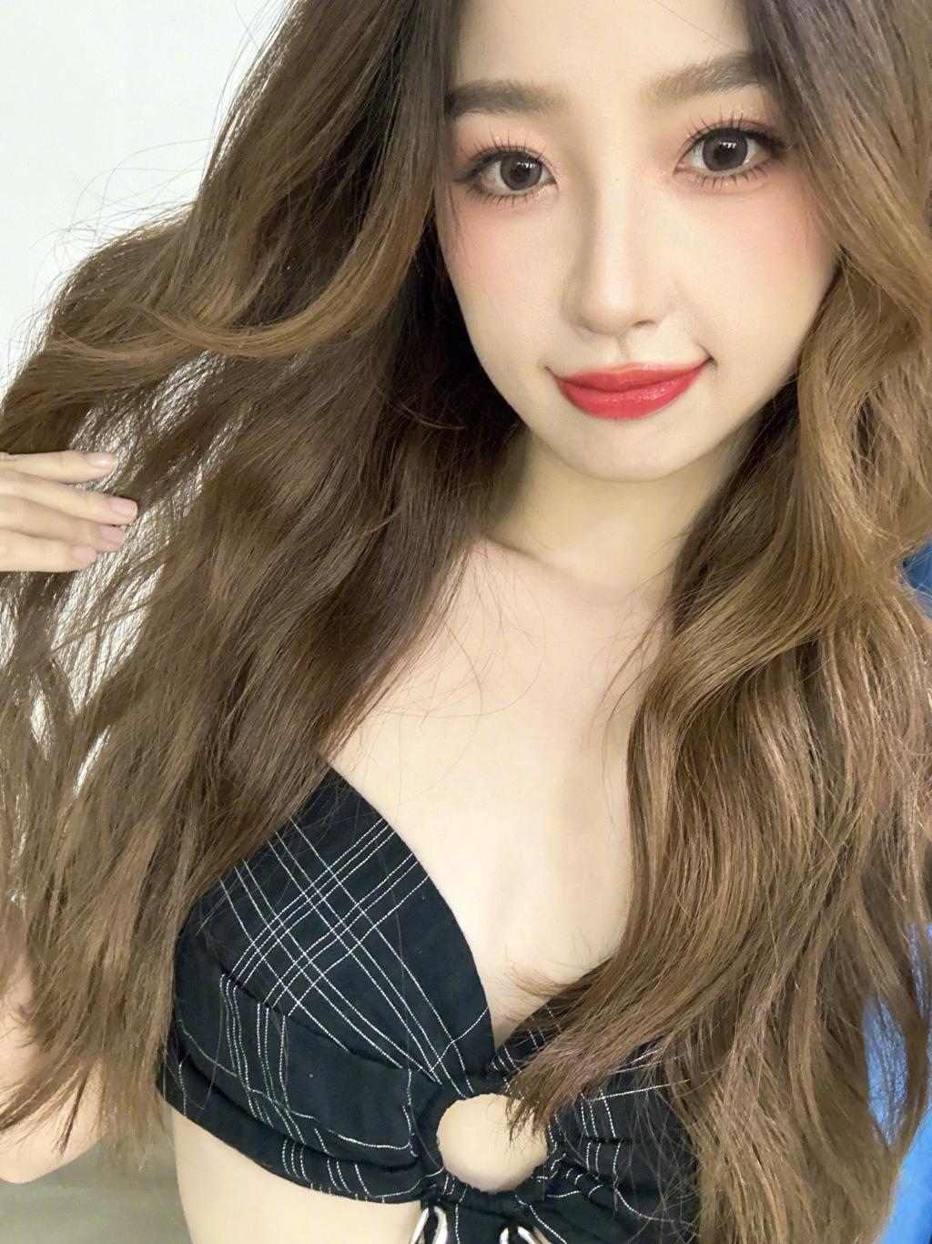 虞书欣穿吊带裙又甜又辣 凹造型古灵精怪