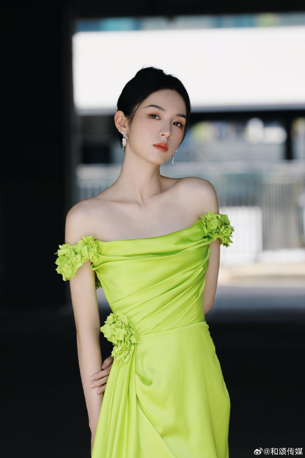 周也穿露肩绿裙吸睛十足 五官精致气质清冷
