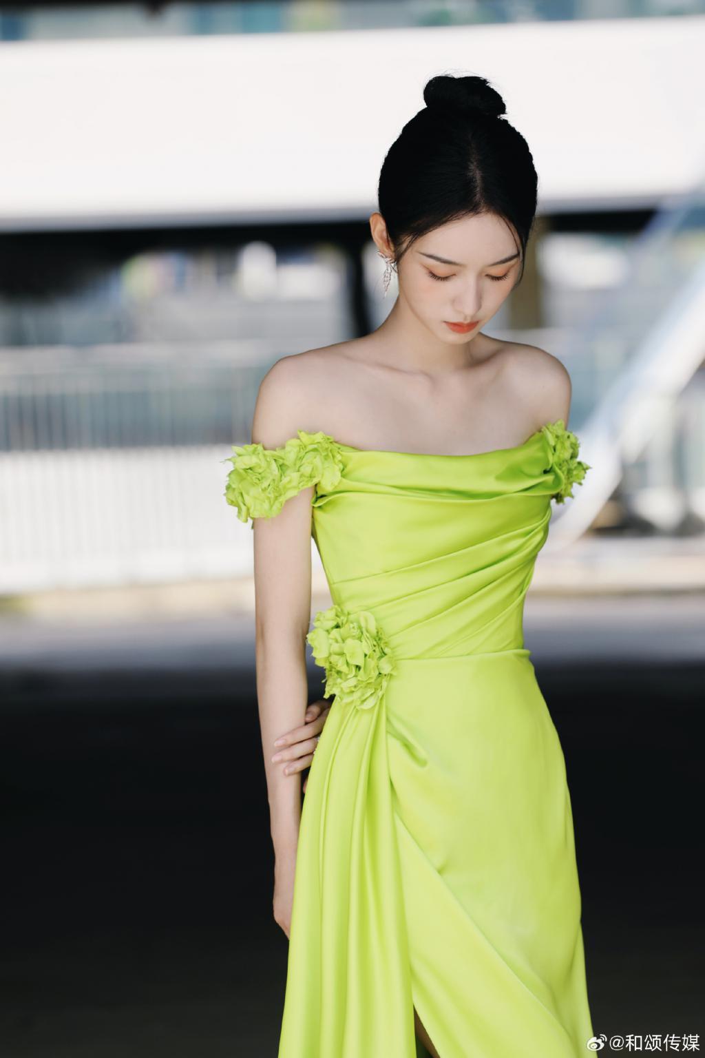 周也穿露肩绿裙吸睛十足 五官精致气质清冷